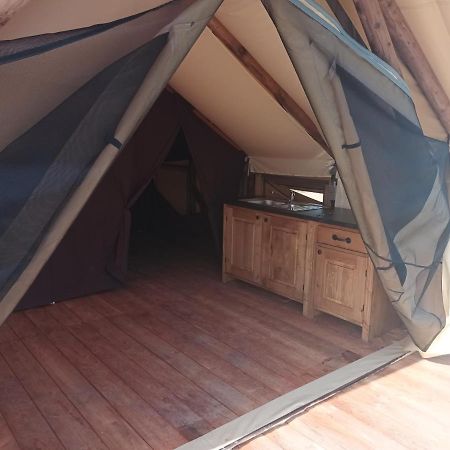 Tente Lodge Pour 5 Personnes En Bordure De La Riviere Allier Au Sein D'Un Petit Camping Saint-Yorre Экстерьер фото