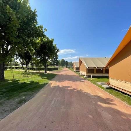 Tente Lodge Pour 5 Personnes En Bordure De La Riviere Allier Au Sein D'Un Petit Camping Saint-Yorre Экстерьер фото