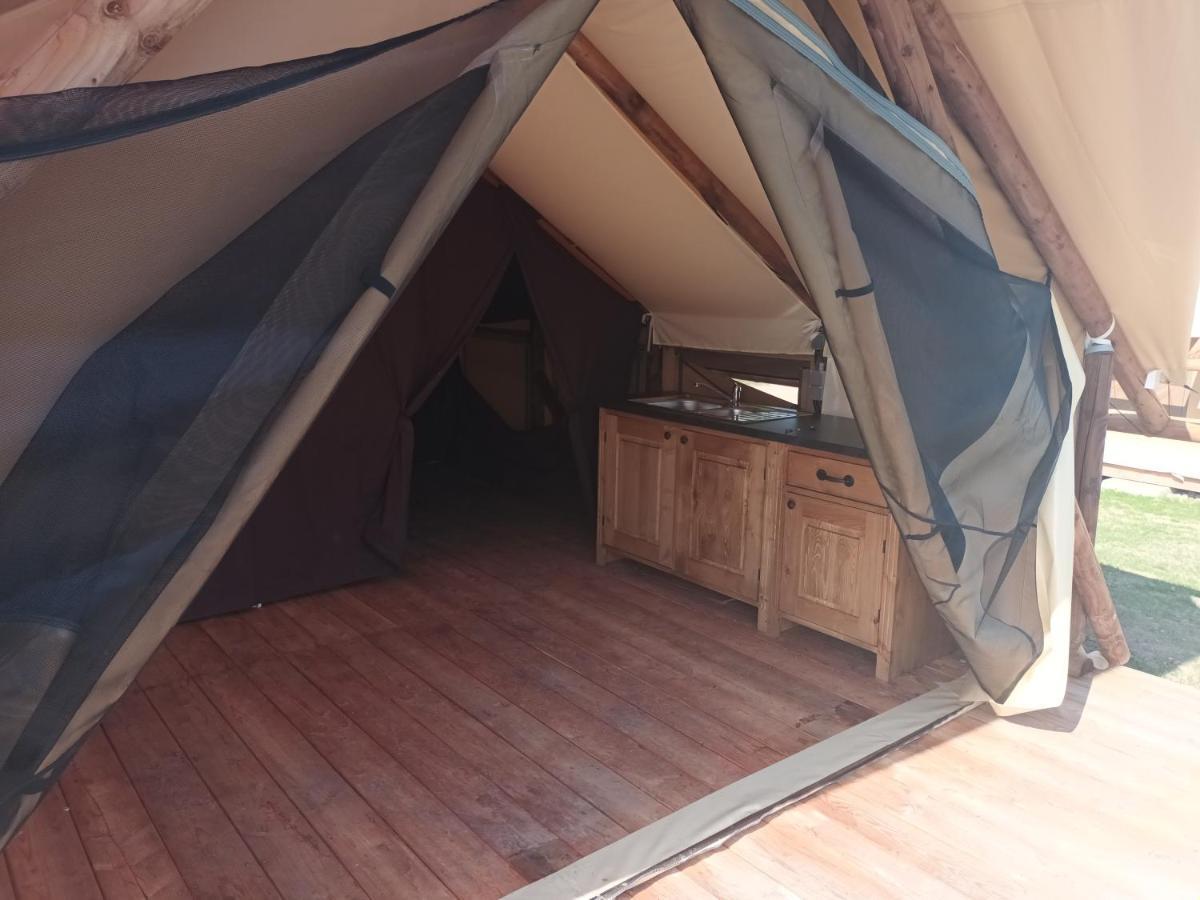Tente Lodge Pour 5 Personnes En Bordure De La Riviere Allier Au Sein D'Un Petit Camping Saint-Yorre Экстерьер фото