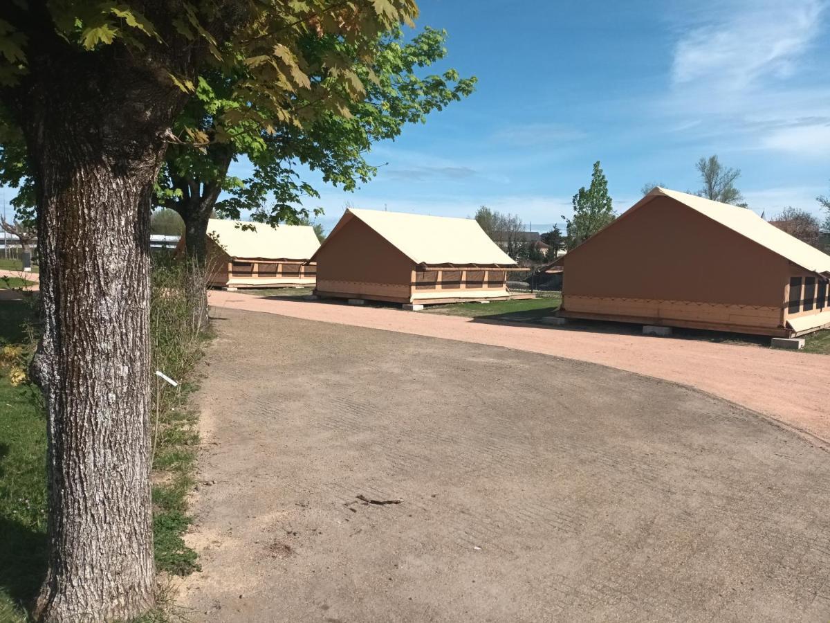 Tente Lodge Pour 5 Personnes En Bordure De La Riviere Allier Au Sein D'Un Petit Camping Saint-Yorre Экстерьер фото